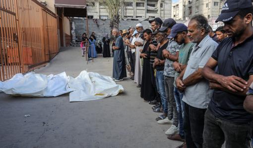فلسطينيون يؤدون صلاة الجنازة على الشهداء في غزة | المصدر: الأناضول