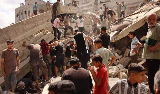 غزيون يبحثون تحت الأنقاض عن شهداء أو ناجين | المصدر: وكالة الأنباء الفرنسية