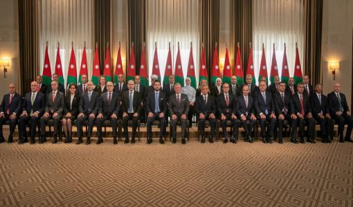 رئيس الوزراء جعفر حسان وأعضاء حكومته بعد أداء اليمين الدستورية أمام الملك في قصر الحسينية 18/9/2024 | المصدر: الديوان الملكي الهاشمي