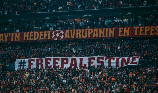 جماهير غلطة سراي ترفع يافطة فلسطين حرة | أرشيفية