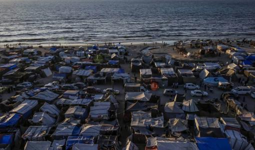 خيام النازحين الفلسطينيين على شاطئ مدينة رفح الفلسطينية جنوب قطاع غزة | المصدر: الوكالة الأوروبية للصور الصحفية