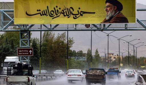 لافتة تحمل صورة حسن نصر الله مكتوب عليها "حزب الله حي" في شارع وسط طهران | المصدر: وكالة الأنباء الفرنسية