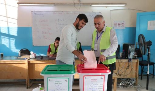 ناخب يدلي بصوته في أحد مراكز الاقتراع في الانتخابات النيابية 10/9/2024 | المصدر: بترا