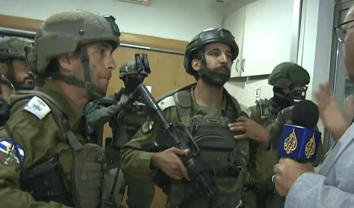 قوات الاحتلال خلال إغلاقها مكتب قناة الجزيرة 22/9/2024 | المصدر: صورة من فيديو للجزيرة