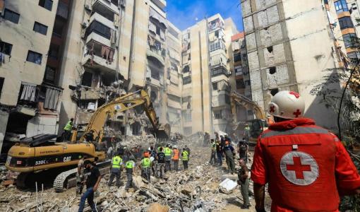 خلال عملية بين الأنقاض في موقع تعرض لغارة إسرائيلية استهدفت الضاحية الجنوبية لبيروت | المصدر: وكالة الأنباء الفرنسية