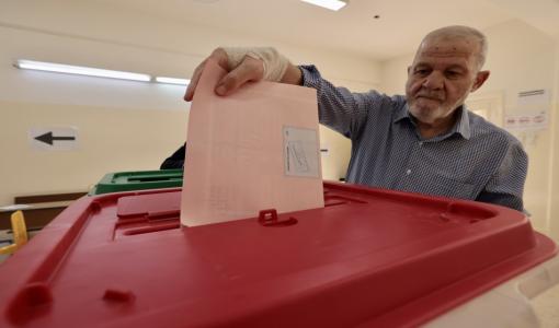 رجل يدلي بصوته في صناديق الاقتراع في الانتخابات النيابية 10/9/2024 | المصدر: المملكة