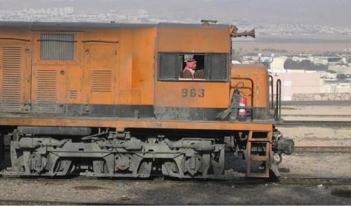 قطار على سكة حديدية | تعبيرية