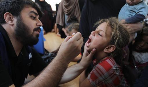 طفلة تتلقى التطعيم ضد فيروس شلل الأطفال في مركز دير البلح الصحي | المصدر: وكالة الأنباء الألمانية