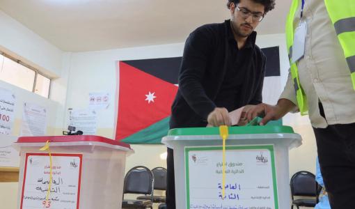 ناخب يدلي بصوته في  أحد مراكز الاقتراع خلال الانتخابات البرلمانية 10/9/2024 | المصدر: رويترز