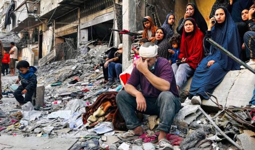 فلسطينيون يجلسون وسط ركام مبنى استهدفته غارة إسرائيلية في بيت لاهيا شمال قطاع غزة 29/10/2024|المصدر:وكالة الصحافة الفرنسية