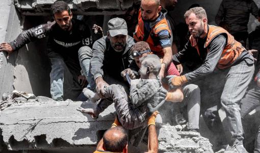 أفراد الدفاع المدني الفلسطيني ينقذون طفلا إثر قصف الاحتلال الإسرائيلي على منزل عائلة في حي الزرقاء شمال مدينة غزة 26/10/2024 | المصدر: وكالة الأنباء الفرنسية