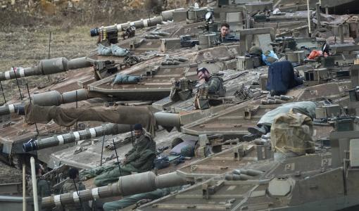 دبابات إسرائيلية متجمعة قرب الحدود اللبنانية الإسرائيلية | المصدر: أسوشييتد برس