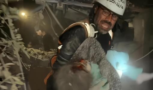 الدفاع المدني يخرج أحد الجرحى من تحت أنقاض منزل بعد قصف الاحتلال مربعا سكنيا في بيت لاهيا شمالي قطاع غزة 20/10/2024 |لمصدر: منصة إكس