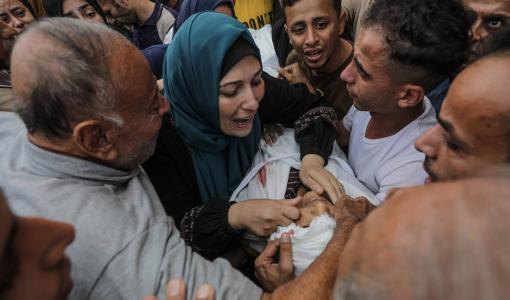 أم فلسطينية تودع ابنها الشهيد في مستشفى الأقصى بدير البلح في غزة | المصدر: الوكالة الأوروبية للصور الصحفية