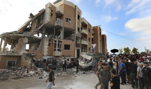 أشخاص يتجمعون عند مبنى دمرته غارة إسرائيلية بجنوب بيروت | المصدر: أسوشييتد برس