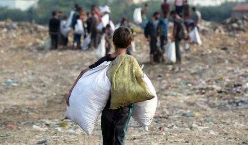 أطفال يبحثون عن شيء يأكلونه في خانيونس بغزة | المصدر: وكالة الأنباء الفرنسية