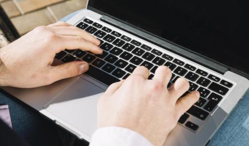 صورة تعبيرية لرجل يستخدم حاسوبا محمولا | المصدر: freepik