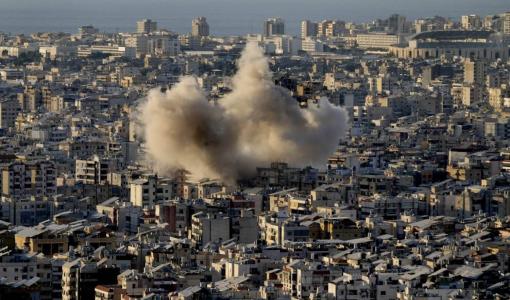 دخان يتصاعد من ضاحية بيروت الجنوبية إثر القصف الإسرائيلي | المصدر: أسوشييتد برس