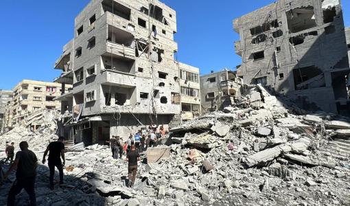 فلسطينيون يتفقدون الدمار جراء قصف الاحتلال الإسرائيلي على بيت لاهيا في شمال غزة | المصدر: وكالة الأنباء الفرنسية