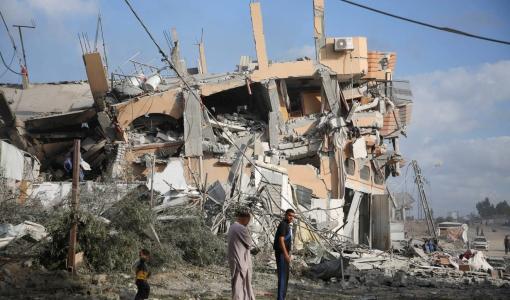 دمار خلفته الغارات الإسرائيلية على المنازل في خانيونس جنوب قطاع غزة | المصدر: رويترز