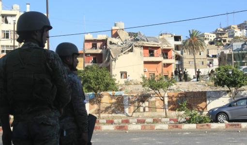 جنديان لبنانيان قرب موقع غارة إسرائيلية استهدفت حارة صيدا في جنوب لبنان | وكالة الأنباء الفرنسية