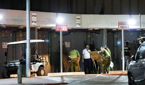 جنود الاحتلال أمام مركز طبي بعد نقل مصابين في انفجار المسيرة التي أطلقها حزب الله على قاعة طعام جنود الاحتلال داخل معسكر بنيامينا 13/10/2024 | المصدر: رويترز