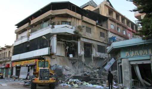 آثار الدمار في فرع مؤسسة القرض الحسن في بعلبك إثر استهداف إسرائيلي | المصدر: وكالة الأنباء الفرنسية