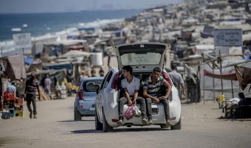 خيام النازحين الفلسطينيين على شاطئ دير البلح وسط قطاع غزة | المصدر: الوكالة الأوروبية للصور الصحفية