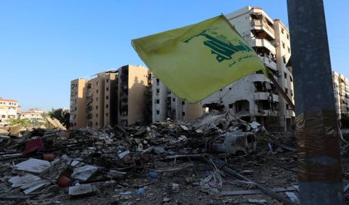 علم حزب الله بالقرب من موقع متضرر في أعقاب الضربات الإسرائيلية على الضاحية الجنوبية لبيروت  8/10/2024 | المصدر: رويترز