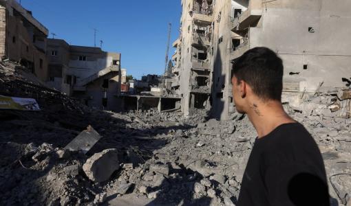 لبناني أمام موقع استهدفه الاحتلال الإسرائيلي وسط مدينة صور بجنوب لبنان | المصدر: رويترز