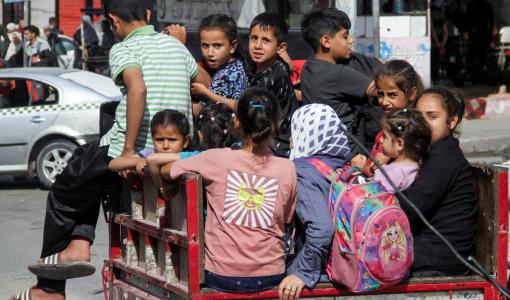 نازحون فلسطينيون خرجوا من جباليا بعد أن دعا جيش الاحتلال الإسرائيلي السكان إلى الإخلاء | المصدر: رويترز