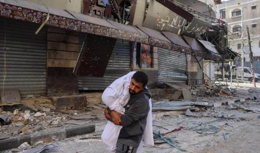 رجل من غزة يجمل جثة شهيد 24/11/2023 | المصدر: middleeasteye