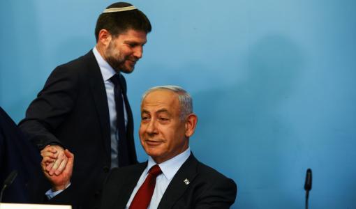 وزير مالية الاحتلال بتسلئيل سموتريش يصافح رئيس حكومة الاحتلال بنيامين نتنياهو 25/1/2023 | المصدر: أسوشييتد برس