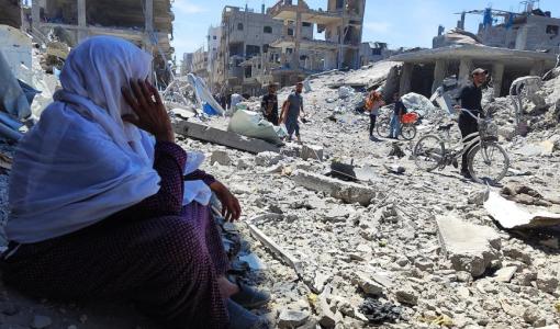 سيدة فلسطينية تجلس أمام الدمار الهائل الذي تسبب به الاحتلال في جباليا | المصدر: المركز الفلسطيني للإعلام