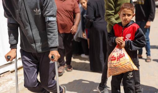 طفل فلسطيني يحمل خبزا في مدينة غزة | المصدر: وكالة الأنباء الفرنسية