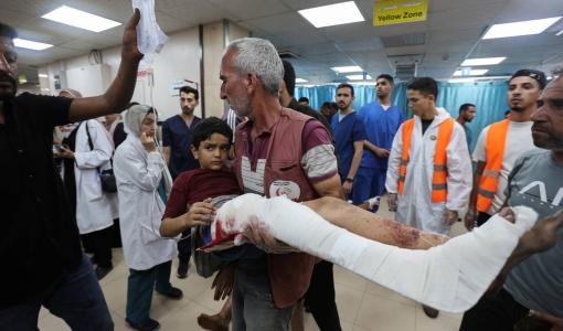 طفل فلسطيني مصاب في مستشفى شهداء الأقصى في دير البلح وسط قطاع غزة | المصدر: رويترز