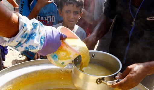 طفل فلسطيني ينتظر الحصول على وجبة غذاء في خانيونس جنوب غزة 16/10/2024 | المصدر: رويترز