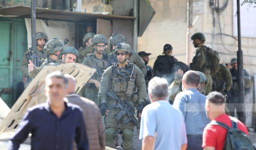 قوات الاحتلال خلال إغلاقها وسط مدينة الخليل لتأمين اقتحامات المستوطنين 21/10/2024 | المصدر: وكالة وفا الفلسطينية