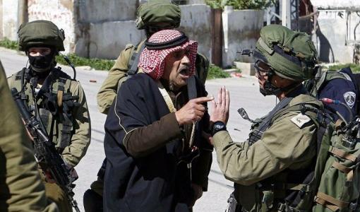 الشهيد المسن زياد أبو هليل صاحب كلمة &quot;بهمش&quot; خلال تصديه لجنود الاحتلال في وقت سابق