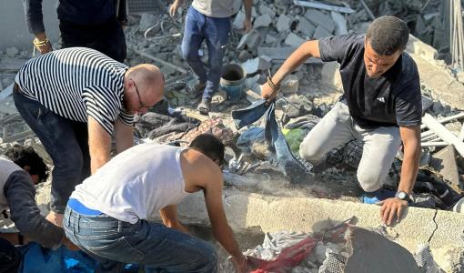 فلسطينيون يحاولون انتشال جثامين شهداء بعد غارة إسرائيلية استهدفت منازلهم في بيت لاهيا شمال قطاع غزة، 4/11/2024| المصدر: رويترز