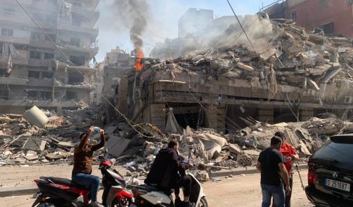 لبنانيون يتفقدون مربعات عمرانية استهدفتها غارات إسرائيلية في الضاحية الجنوبية لبيروت| المصدر: وكالة الصحافة الفرنسية