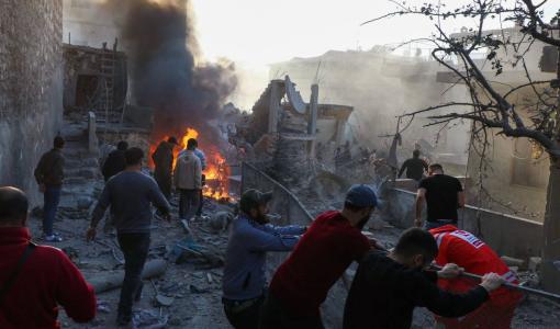 عمال إنقاذ ومواطنون بمحيط موقع استهدفته غارة إسرائيلية في بعلبك شرق لبنان 6/11/2024| المصدر: وكالة الصحافة الفرنسية