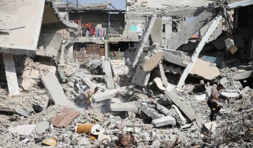 أنقاض مبان دمرتها غارات إسرائيلية في خانيونس جنوب قطاع غزة 6/11/2024 | المصدر: رويترز