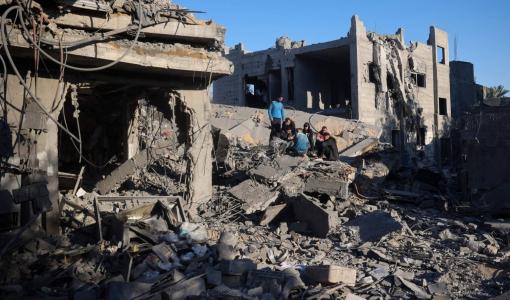 أنقاض مبنى دمرته غارة إسرائيلية على مخيم النصيرات وسط قطاع غزة 12/112024 | المصدر: وكالة الأنباء الفرنسية