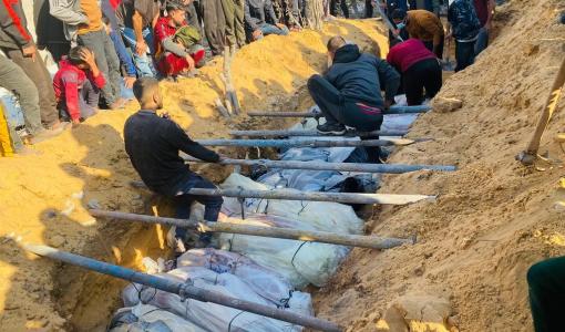 فلسطينيون يدفنون شهداء مجزرة عائلة الرضيع في بيت لاهيا شمال قطاع غزة 5/11/2024 | المصدر: منصة إكس