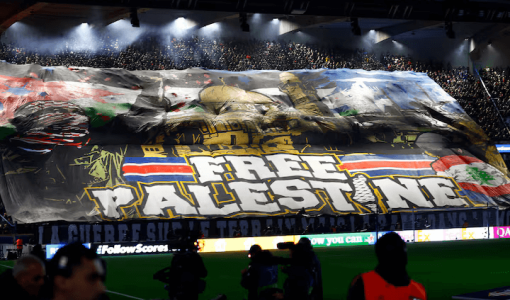 جماهير باريس سان جرمان ترفع لافتة الحرية لفلسطين 6/11/2024 | المصدر: رويترز