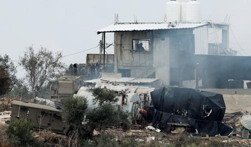 جنود الاحتلال خلال مداهمة في قباطية بالقرب من جنين | المصدر: رويترز