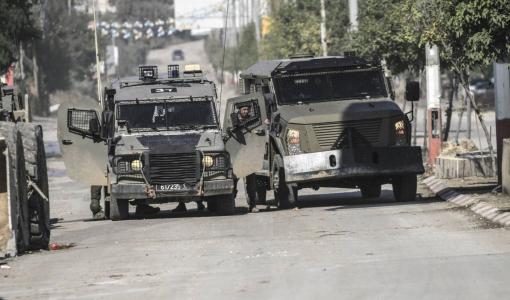 جرافات وآليات الاحتلال تغلق شوارع مدينة جنين خلال اقتحامها | المصدر: وكالة الأنباء الألمانية