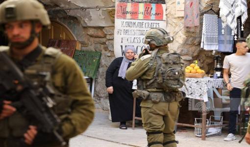 قوات الاحتلال خلال تأمينها مسيرة للمستوطنين في البلدة القديمة بالخليل | المصدر: وكالة الأنباء الفلسطينية