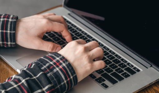 شخص يستخدم اللابتوب شخص يستخدم اللابتوب | المصدر: freepik